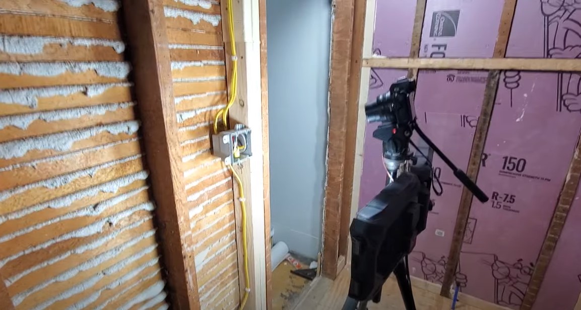 Can Bathroom Lights And Outlets Be on Same Circuit